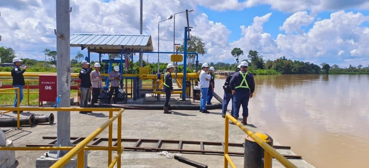 Peninjauan area terminal — Tim meninjau fasilitas dermaga dan area tepi sungai.