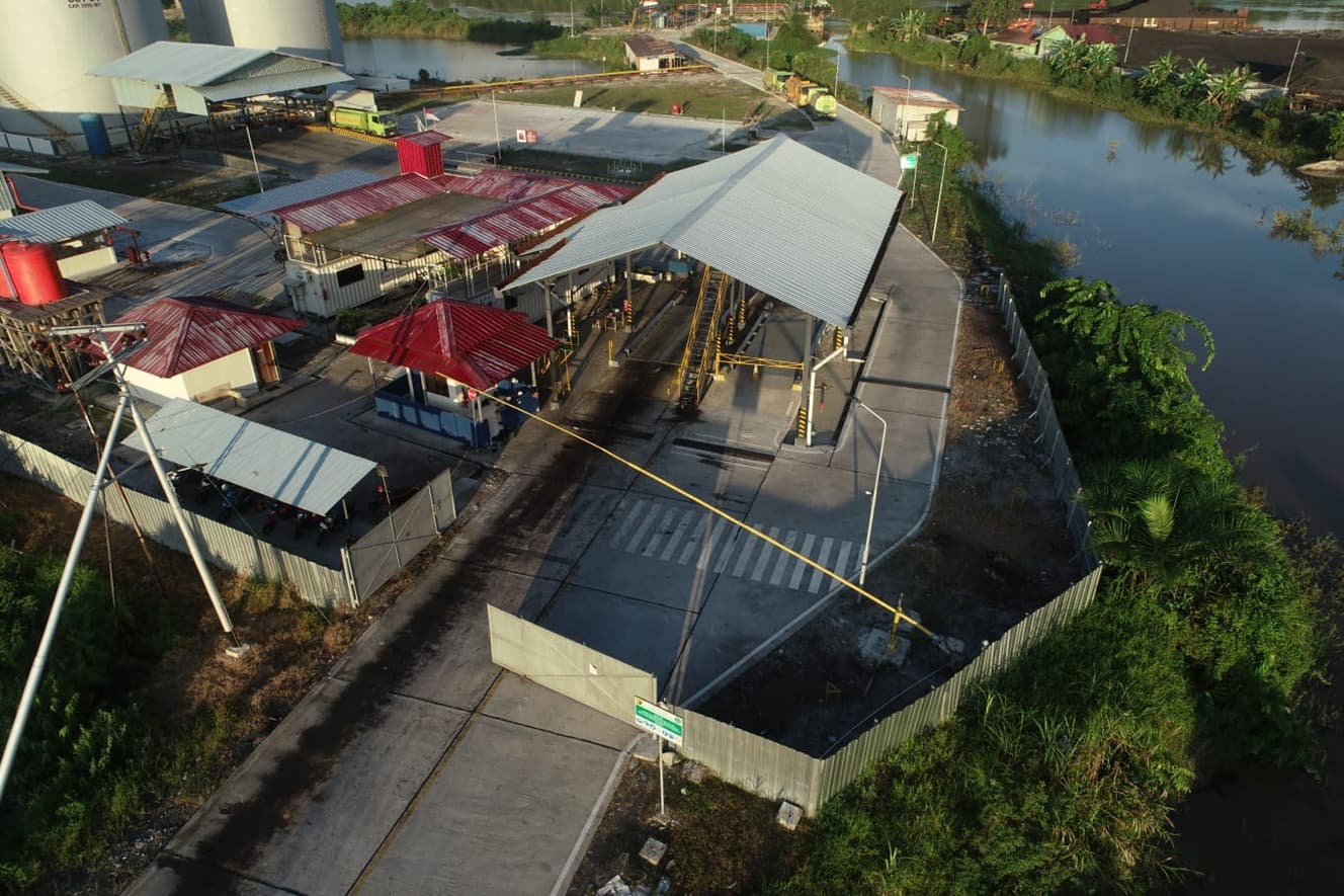 Area operasional terminal — Tampak atas fasilitas dan akses di sekitar sungai.