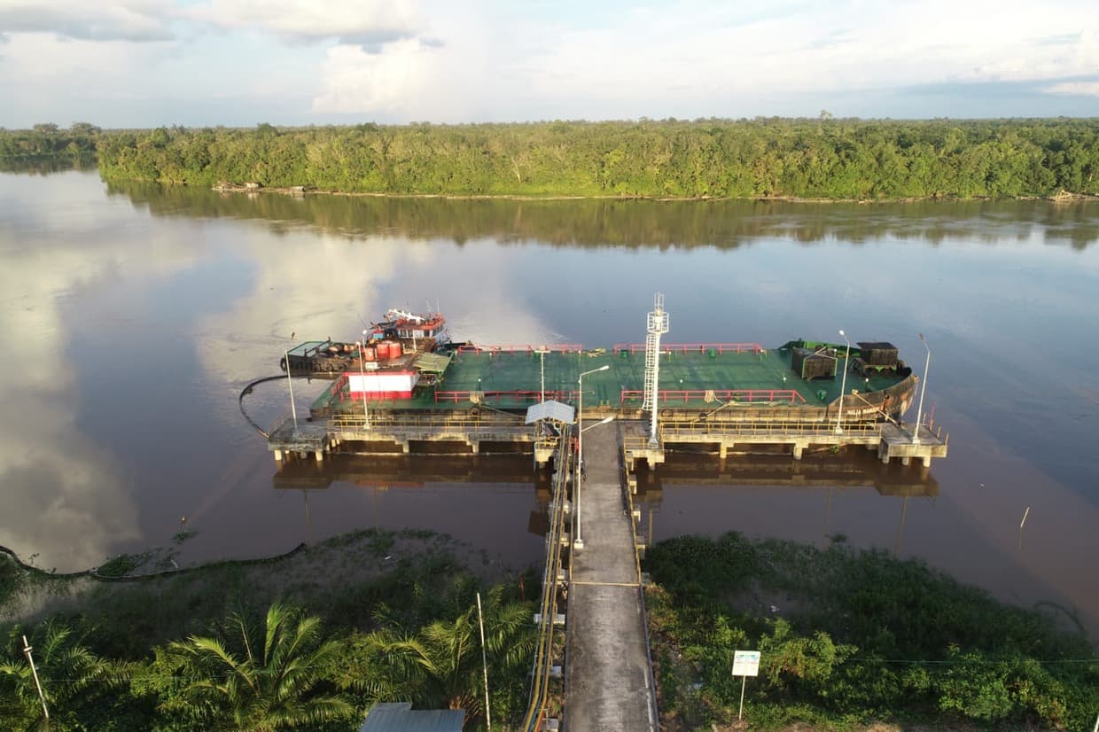Dermaga di tepi sungai — Tampak fasilitas dermaga dan jalur akses dari sisi sungai.