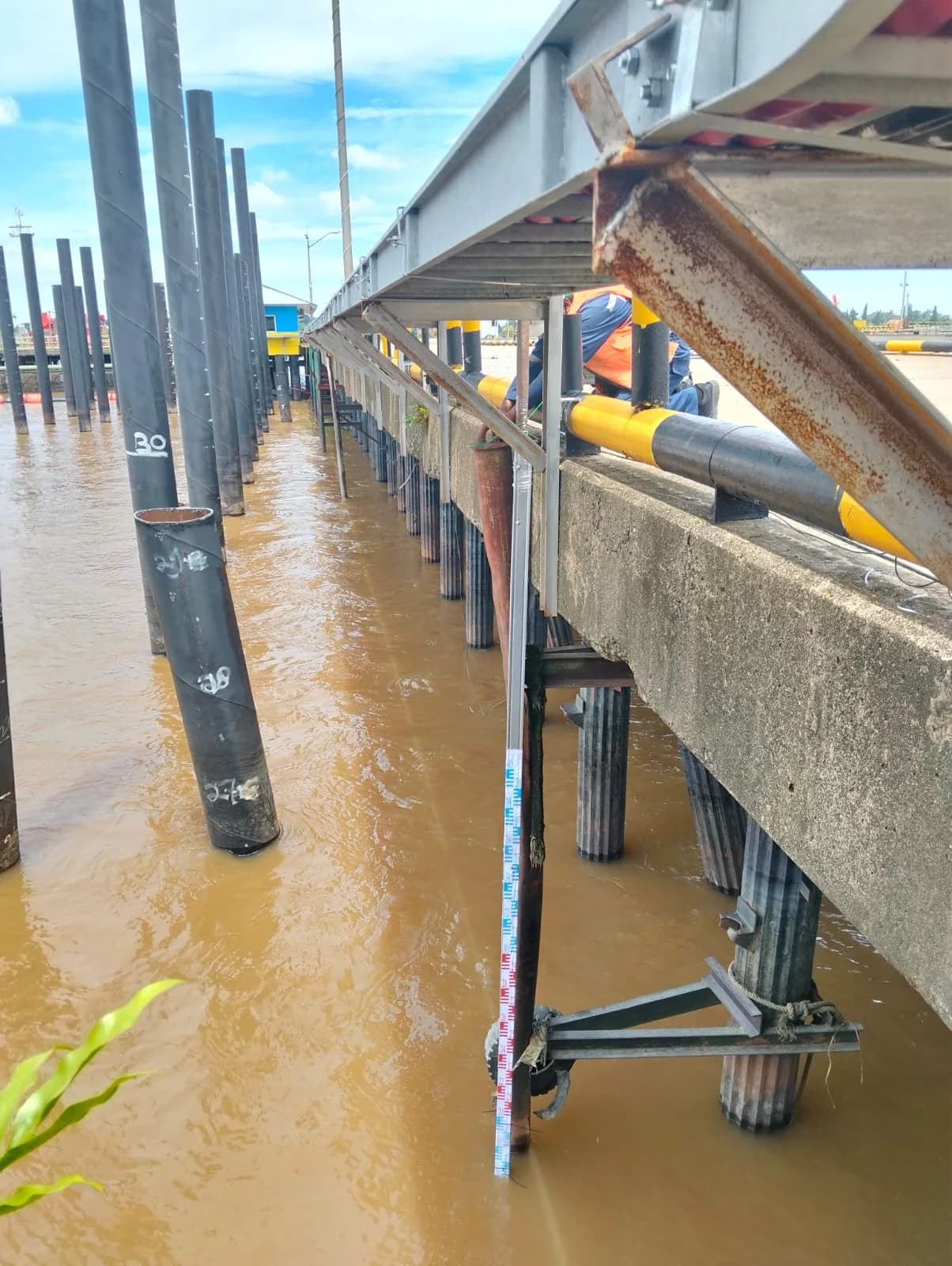 Instalasi pasang surut — Pengamatan pada struktur di tepi perairan.