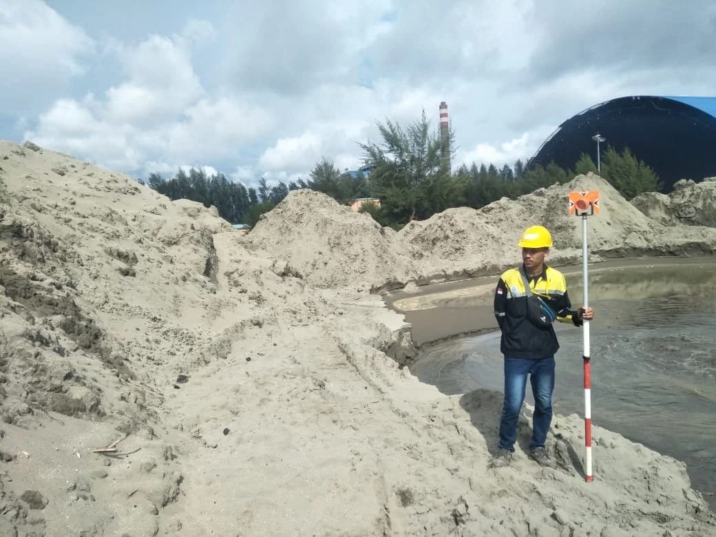 Pengukuran area darat — Pengambilan data di area kegiatan.