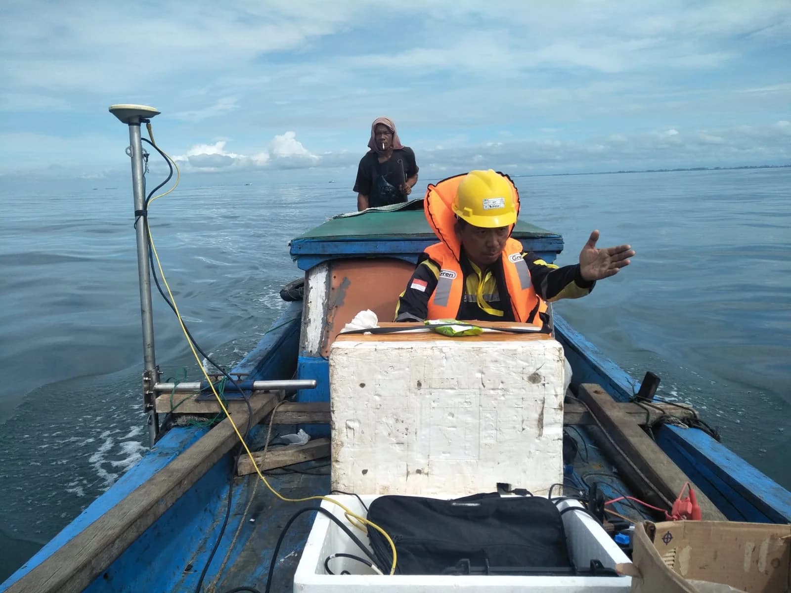 Tim melakukan pengukuran di perairan dari atas perahu